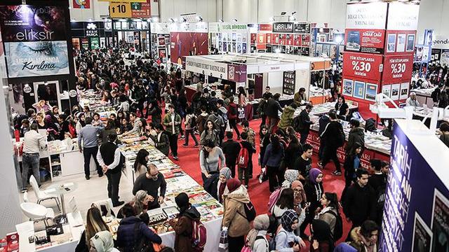 Burhaniye Kitap Fuarı'nda edebiyat coşkusu ve tartışmalı anlar bir arada