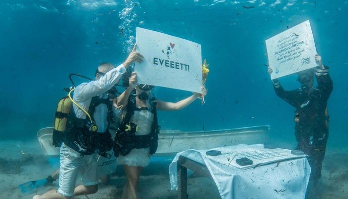 20715299-700x400 Çanakkale'de deniz tutkunu çift su altında evlendi