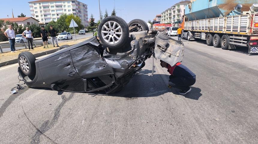 Çorum'da 3 aracın çarpışması sonucu 6 kişi yaralandı
