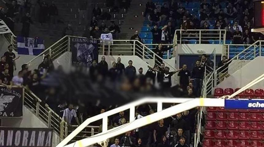 PAOK taraftarından &ccedil;irkin pankart
