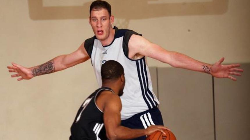 D&uuml;nya'nın en uzun basketbolcusu İngiltere'de