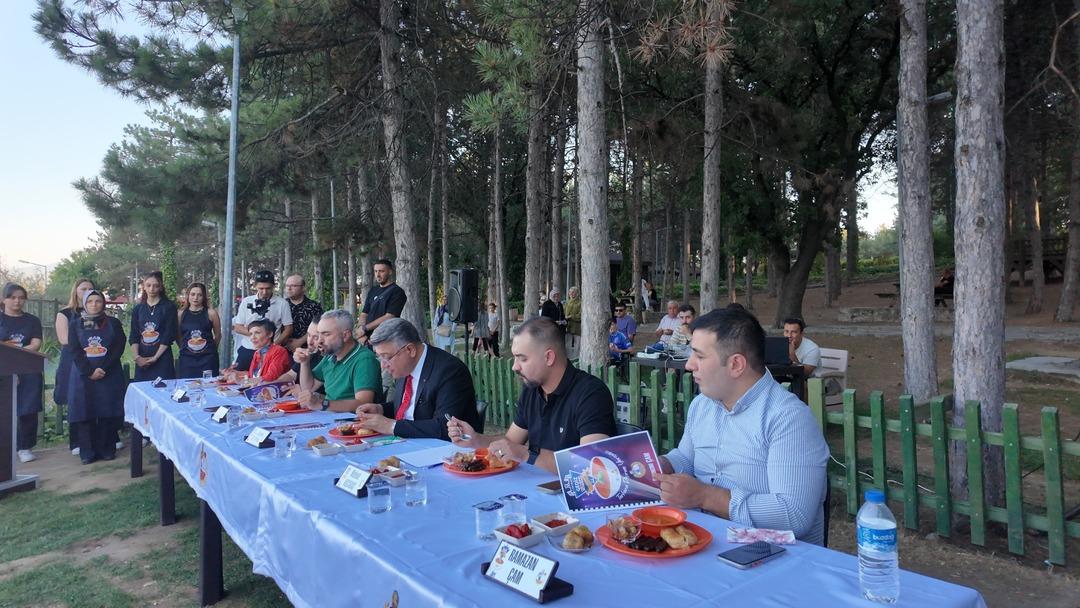 Gediz Tarhana Festivali: En iyi tarhanayı jüriye beğendirmek için yarıştılar: Tarhananın kokusu, kıvamı, lezzeti ve görselliğine göre puan aldı... 3