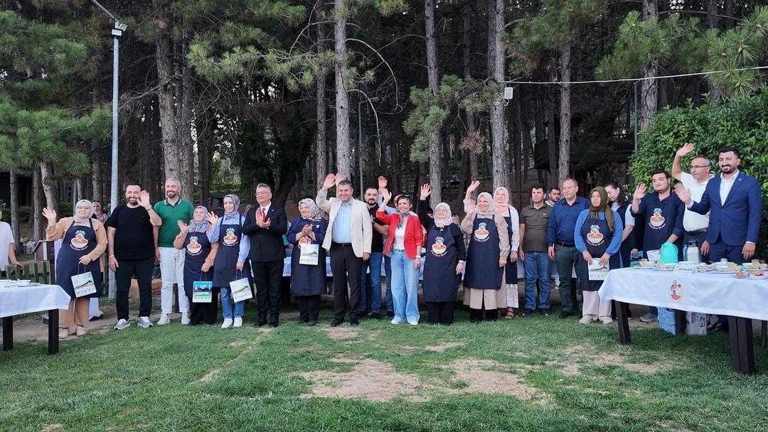 Gediz Tarhana Festivali: En iyi tarhanayı jüriye beğendirmek için yarıştılar: Tarhananın kokusu, kıvamı, lezzeti ve görselliğine göre puan aldı... 6
