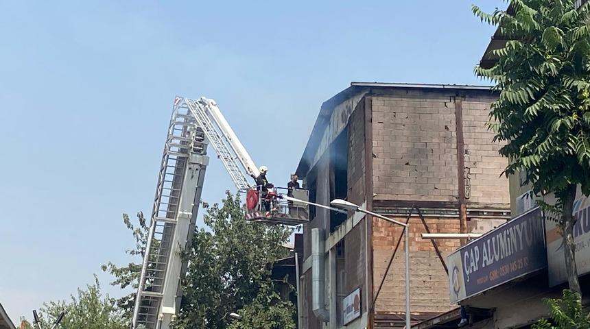 Diyarbakır'da 1. Sanayi Sitesi'ndeki bir iş yerinde çıkan yangın söndürüldü