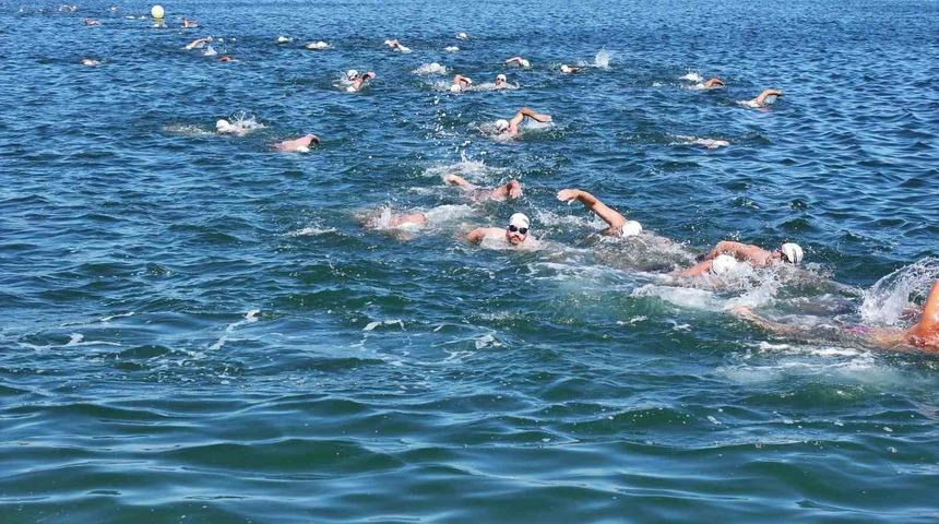 Terme’de açık su yüzme yarışması renkli görüntülere sahne oldu