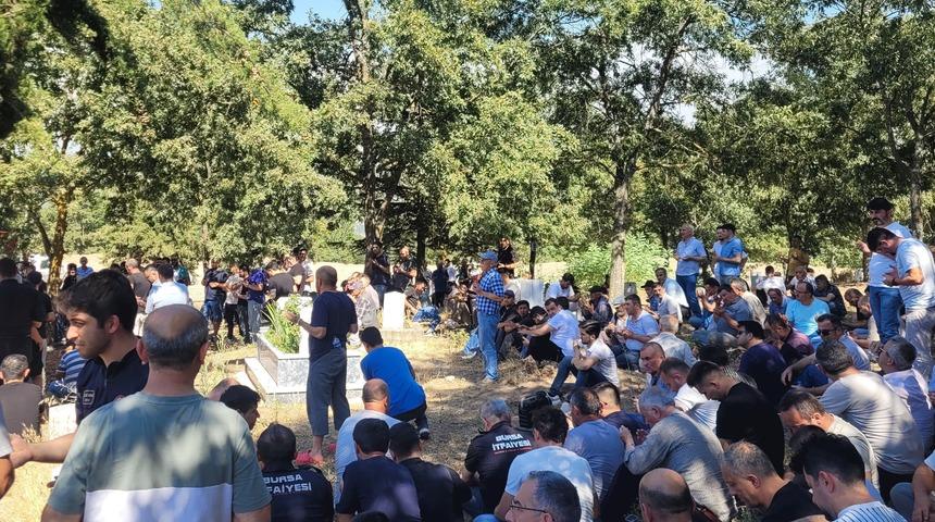 Bursa'da yangın bölgesine giderken kalp krizinden hayatını kaybeden itfaiyeci defnedildi