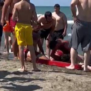 Samsun’da denizde boğulma tehlikesi geçiren genç hastanelik oldu