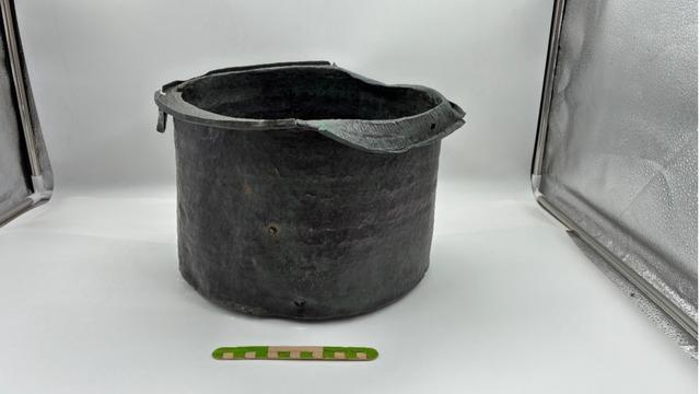 Pergamon Antik Kenti'nde yaklaşık 1400 yıllık bronz kazan günyüzüne çıkarıldı