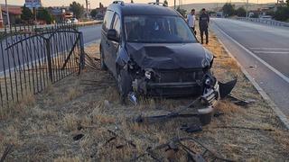 Afyonkarahisar'da demir korkuluklara çarpan hafif ticari araçtaki 4 kişi yaralandı