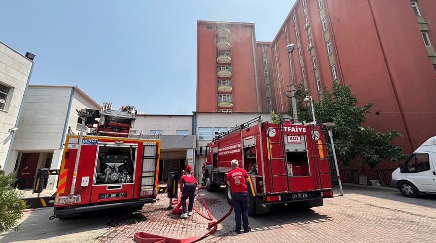 Mersin'de eski hastane binasında çıkan yangın söndürüldü