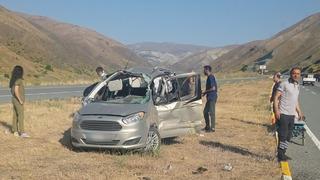 Erzincan’da takla atan hafif ticari araçtaki 7 kişi yaralandı