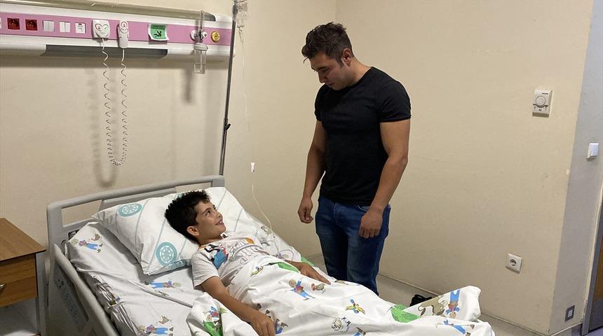 Havuzda boğulma tehlikesi geçiren çocuk, bekçinin müdahalesiyle hayata döndü