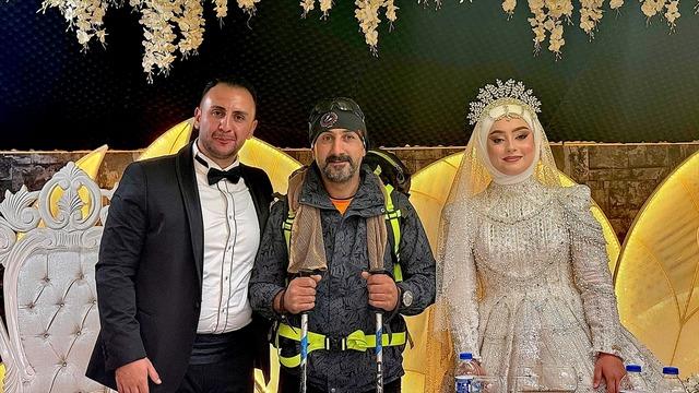 Ağrı Dağı'nın zirvesinden indi, dağcı kıyafetiyle düğüne katıldı