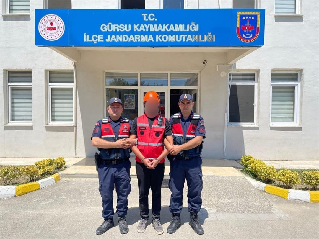 AKUT gönüllüsü gibi giydi, Bursa daki yangın bölgesine geldi: 105 suç kaydı olan ve 9 suçtan aranan şüpheli gözaltına alındı! 1