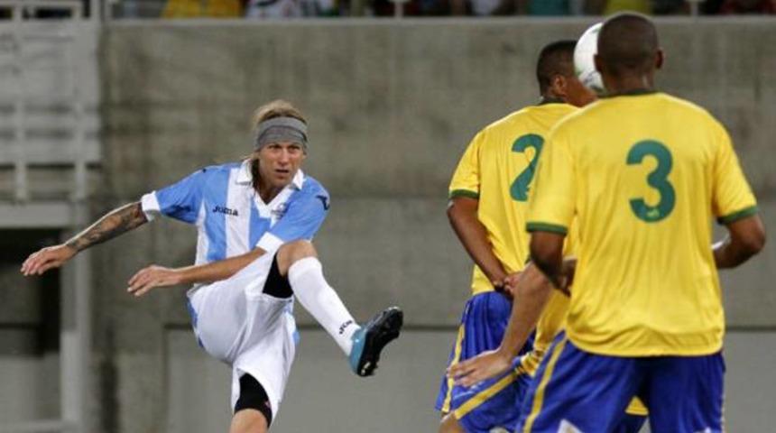 Ma&ccedil;a dubl&ouml;r &ccedil;ıktı seyrici &ccedil;ıldırdı