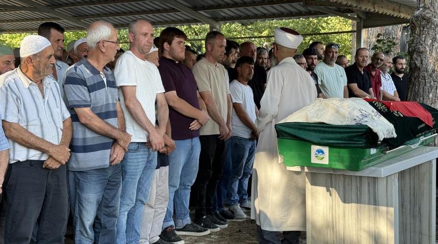 Bıçaklanarak öldürülen 21 yaşındaki genç memleketi Sakarya’da defnedildi