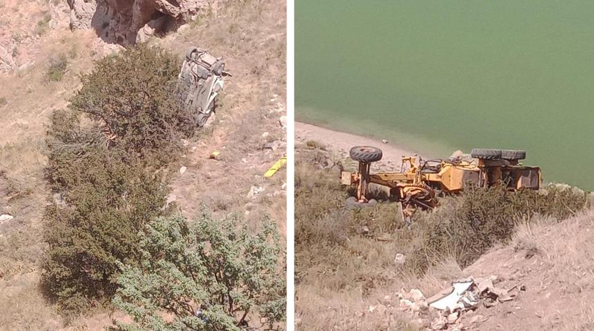 El freni çekilmeyen greyderin sürüklediği otomobil uçuruma yuvarlandı: 1 ölü, 1 yaralı