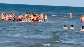 Denize giren aynı aileden 2'si çocuk 3 kişi boğulma tehlikesi geçirerek hastaneye kaldırıldı