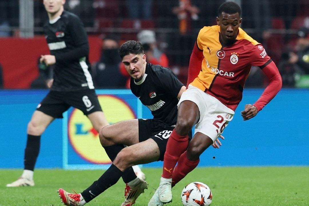Galatasaray a Carlos Cuesta piyangosu vurdu! Fenerbahçe nin Şampiyonlar Ligi ndeki rakibi Feyenoord talip oldu... 1