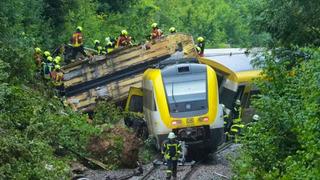 Almanya’da yolcu treni raydan çıkarak devrildi: 3 ölü, 34 yaralı