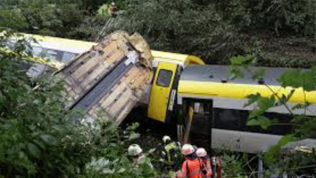 Almanya’da yolcu treni raydan çıkarak devrildi: 3 ölü, 34 yaralı 1