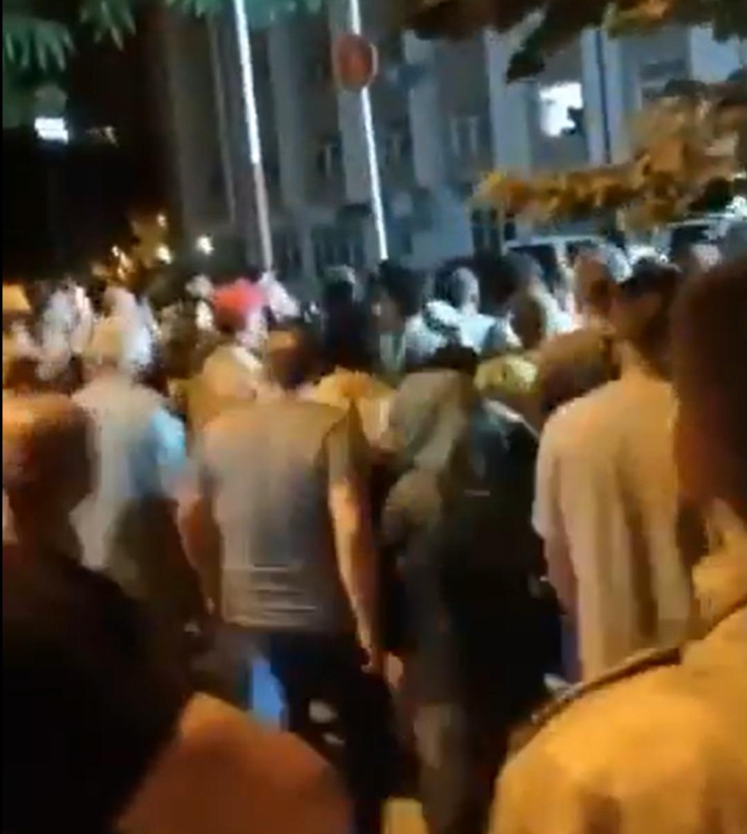 "03 plakalı araç..." Bursa da halk o iddia üzerine emniyetin önünde toplandı: "Onu bize verin" 2