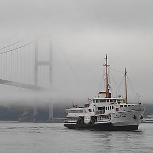 İstanbul'da yoğun sis etkili oldu! 15 Temmuz Şehitler Köprüsü sis altında: Görüş mesafesi düştü