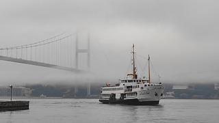 İstanbul'da yoğun sis etkili oldu! 15 Temmuz Şehitler Köprüsü sis altında: Görüş mesafesi düştü
