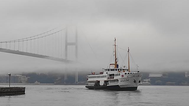 İstanbul'da yoğun sis etkili oldu! 15 Temmuz Şehitler Köprüsü sis altında: Görüş mesafesi düştü
