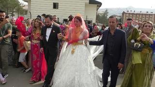 Hakkari'de AK Partili isme aşiret düğünü! Geline yüklü miktarda takı takıldı
