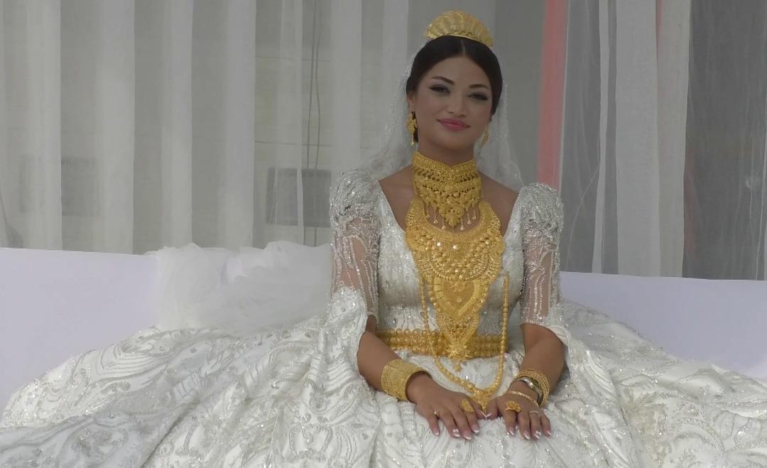 Hakkari de AK Partili isme aşiret düğünü! Geline yüklü miktarda takı takıldı 2