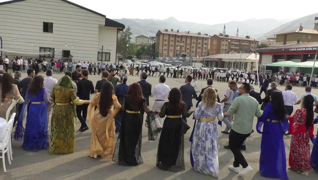 Hakkari de AK Partili isme aşiret düğünü! Geline yüklü miktarda takı takıldı 1