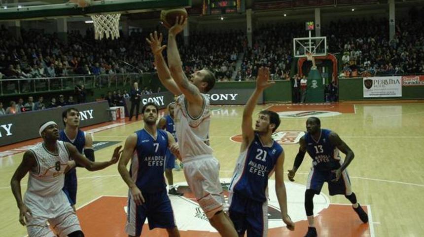 Haftanın maçında Banvit, Efes'i geçti