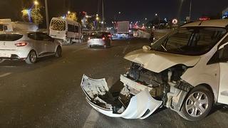 Servis minibüsü, sağ şeritte duran araca çarptı: 2 yaralı