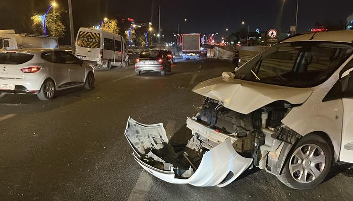 700x400 Servis minibüsü, sağ şeritte duran araca çarptı: 2 yaralı