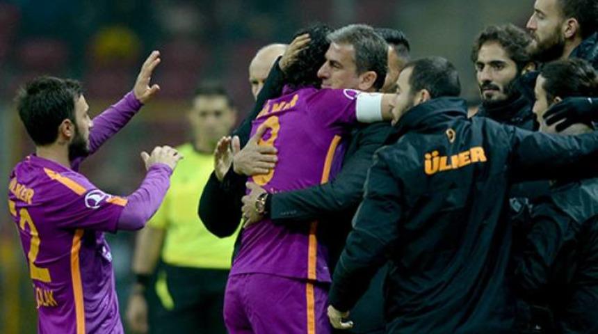 Aslan g&ouml;z&uuml;n&uuml; Kupa ma&ccedil;ına dikti