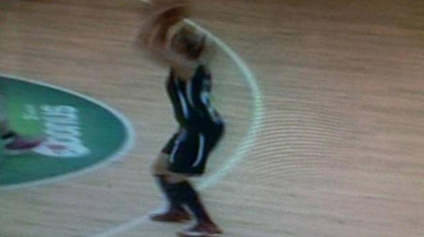 Hakemlerin hatası Fener'i yaktı, Beşiktaş'ı u&ccedil;urdu