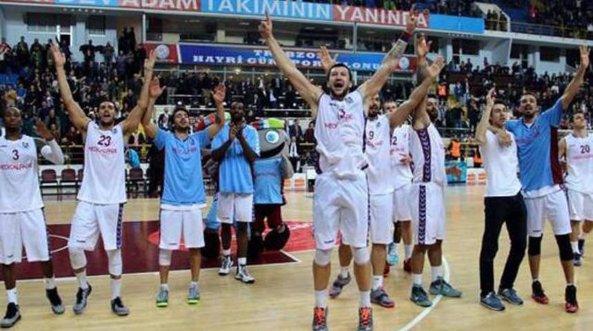 Trabzonspor bir &uuml;st turda