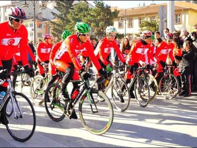 Bisikletçiler Sarıkamış yolunda