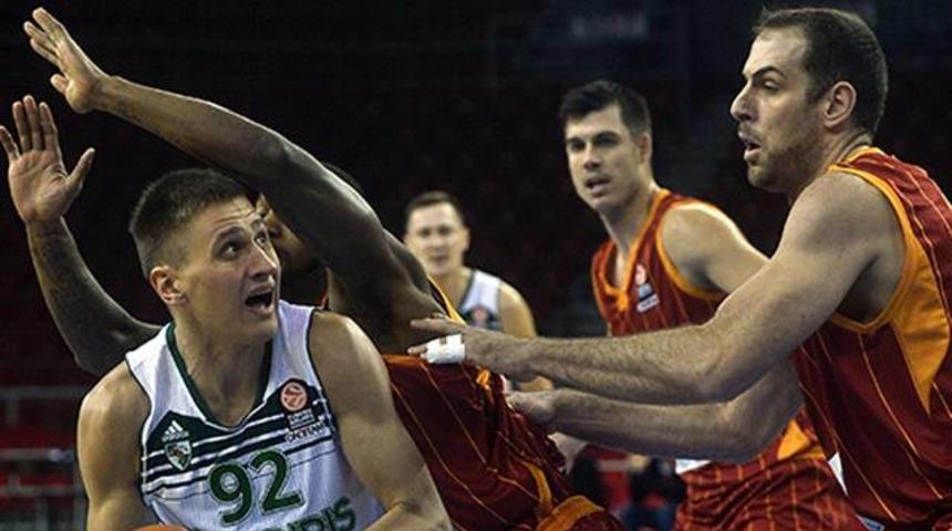 Aslan pen&ccedil;eyi sağlam vurdu!