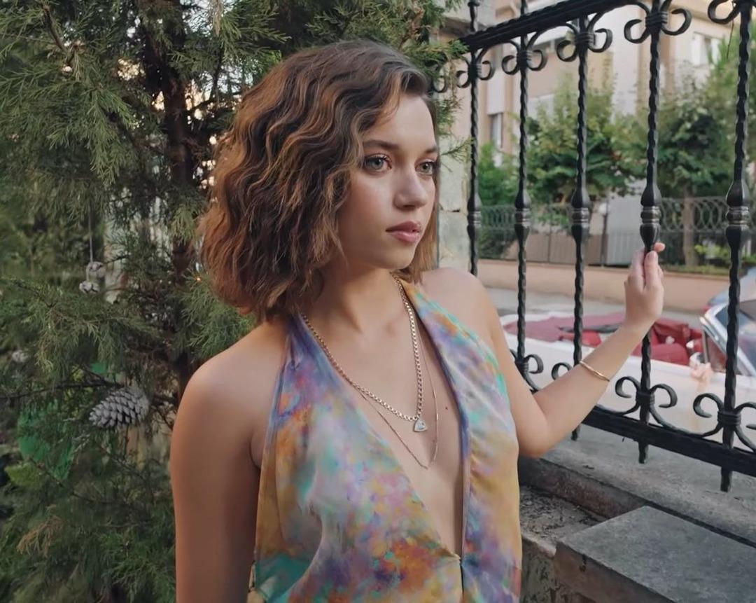 Yeni dizisiyle ekrana dönmeye hazırlanan Afra Saraçoğlu nun tarzını inceliyoruz! 6