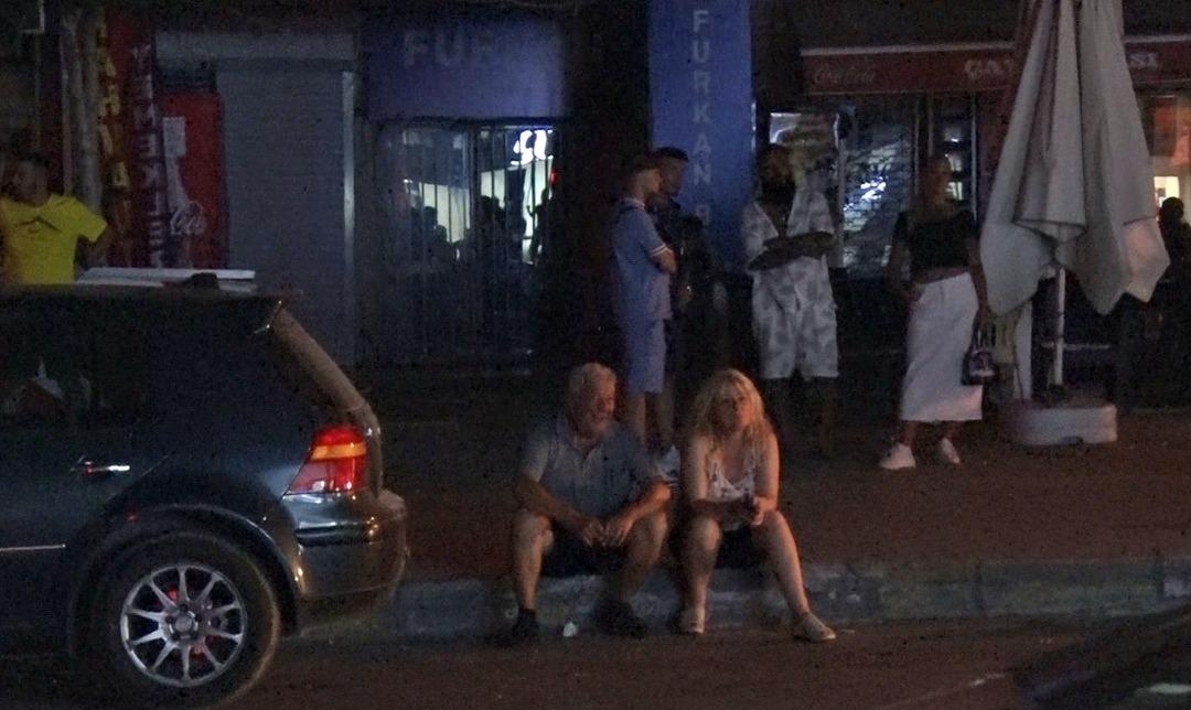 1200xauto Çevredekiler kaldırımı koltuk yapıp film gibi izledi! Gelinliklerin üzerlerine kolonya döktü, tüpe çakmağı dayayınca tazyikli suyu yedi!