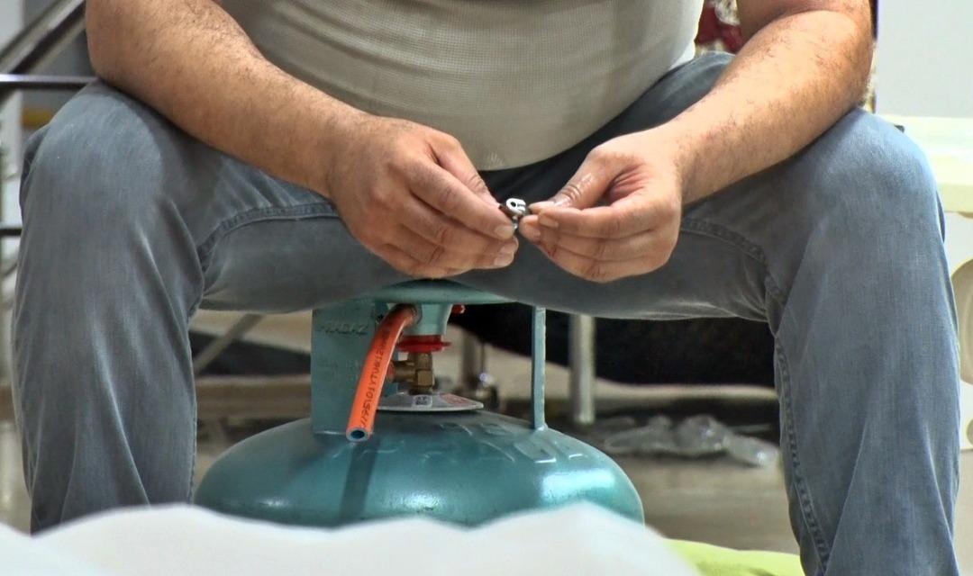 1200xauto Çevredekiler kaldırımı koltuk yapıp film gibi izledi! Gelinliklerin üzerlerine kolonya döktü, tüpe çakmağı dayayınca tazyikli suyu yedi!