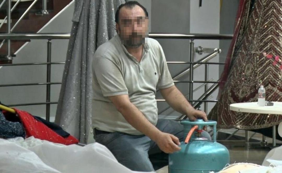 1200xauto Çevredekiler kaldırımı koltuk yapıp film gibi izledi! Gelinliklerin üzerlerine kolonya döktü, tüpe çakmağı dayayınca tazyikli suyu yedi!