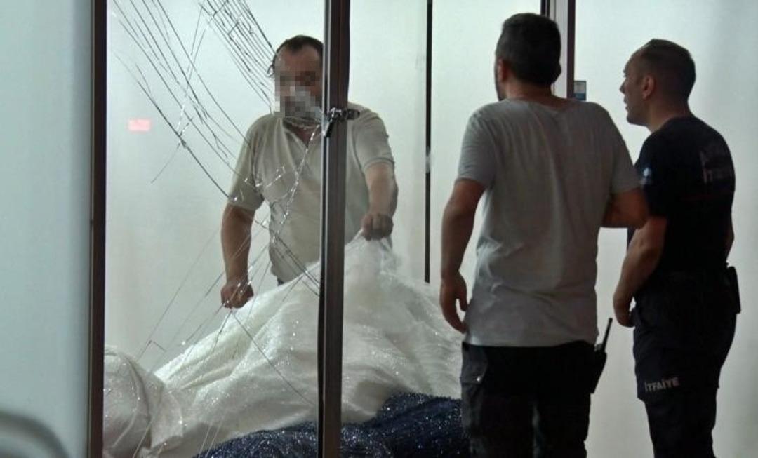 1200xauto Çevredekiler kaldırımı koltuk yapıp film gibi izledi! Gelinliklerin üzerlerine kolonya döktü, tüpe çakmağı dayayınca tazyikli suyu yedi!