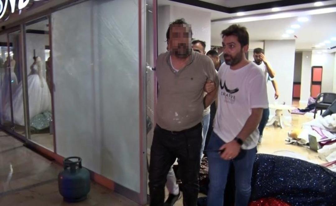 1200xauto Çevredekiler kaldırımı koltuk yapıp film gibi izledi! Gelinliklerin üzerlerine kolonya döktü, tüpe çakmağı dayayınca tazyikli suyu yedi!