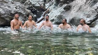 Artvin’de gençler derede horonla serinledi