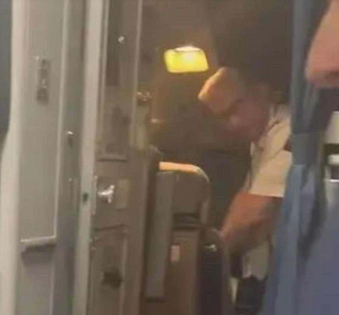 Uçakta olay anlar! Pilot yolcuların gözü önünde tutuklandı! Kokpite dalıp... 1