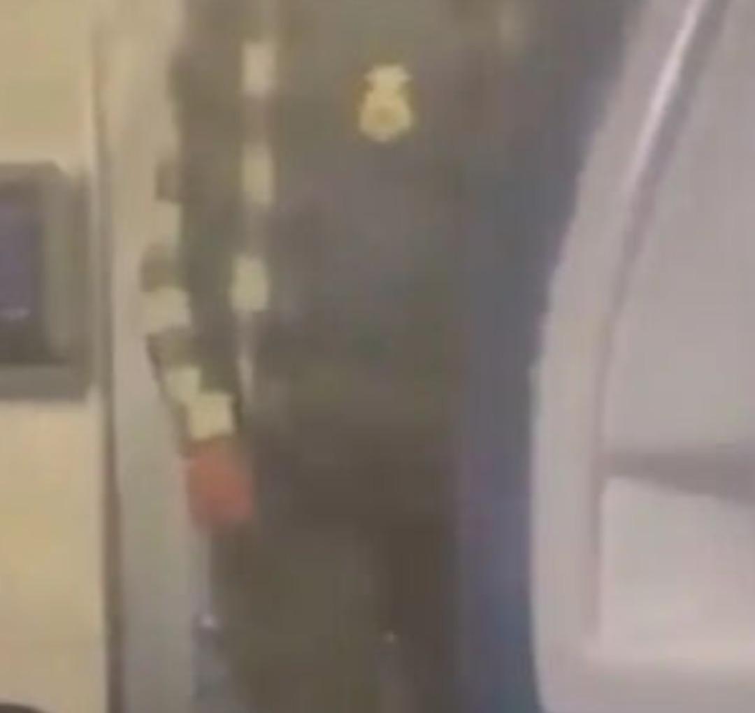 Uçakta olay anlar! Pilot yolcuların gözü önünde tutuklandı! Kokpite dalıp... 2