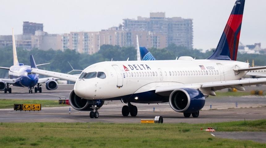 Uçakta olay anlar! Pilot yolcuların gözü önünde tutuklandı! Kokpite dalıp...